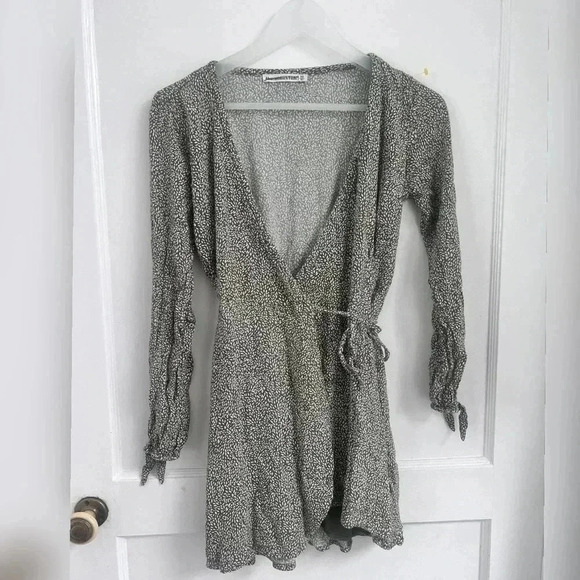 Abercrombie & Fitch Wrap Front Dress Ditsy Floral Green & White Ruffles Size XS - Picture 2 of 6